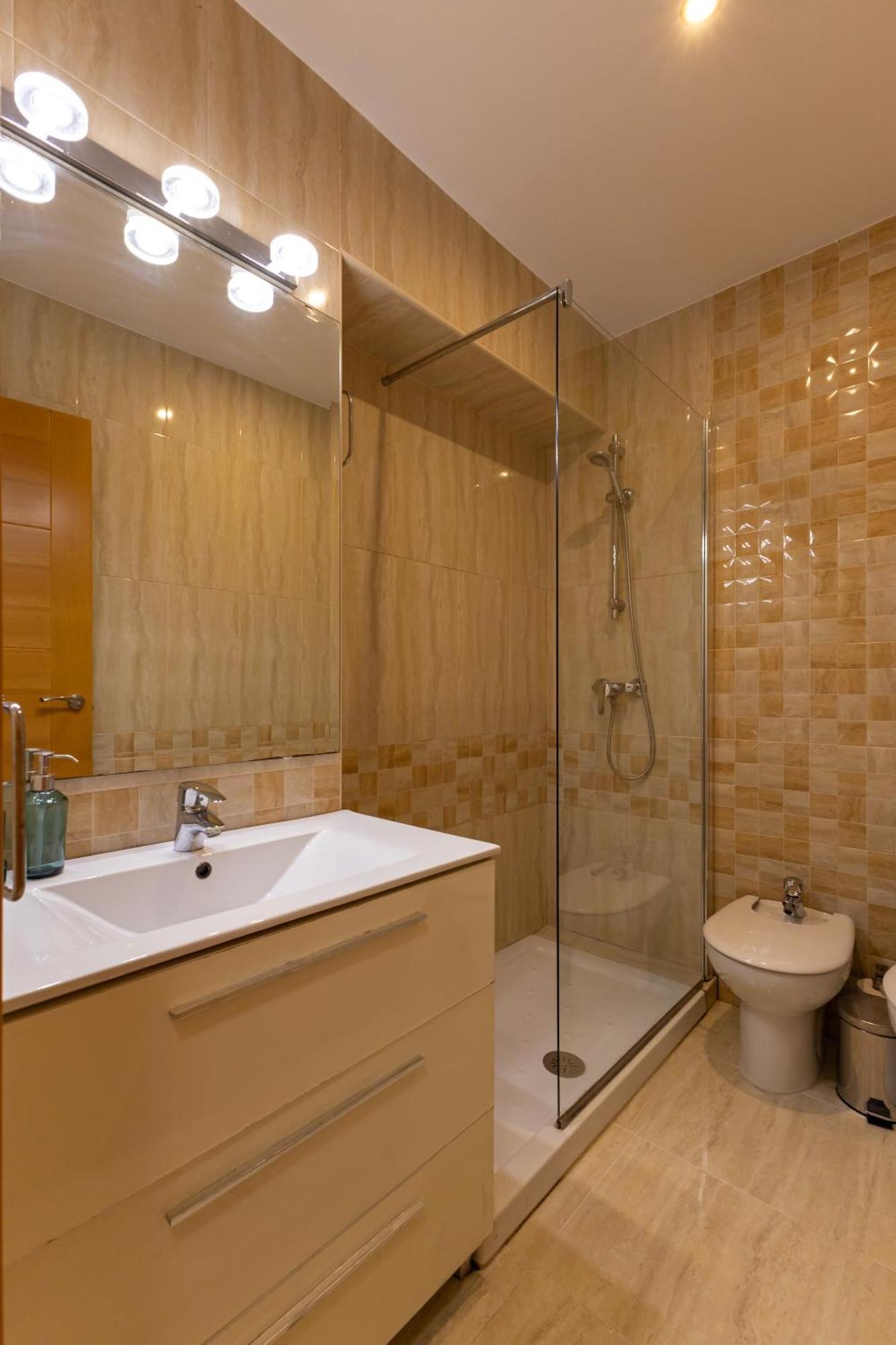 Charming 3 Bedroom Apartment At Triana Center By Oui Sevilla Eksteriør billede
